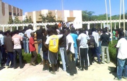 Front à l’UGB : le théâtre d’une menace exécutée. Front à l’UGB : le théâtre d’une menace exécutée.