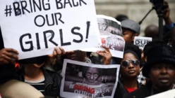 Les soutiens "Bring Back our girls" face à l'enlèvement des lycéennes nigérianes se poursuivent à travers le monde. Ici, à Londres. | AFP Les soutiens "Bring Back our girls" face à l'enlèvement des lycéennes nigérianes se poursuivent à travers le monde. Ici, à Londres. | AFP