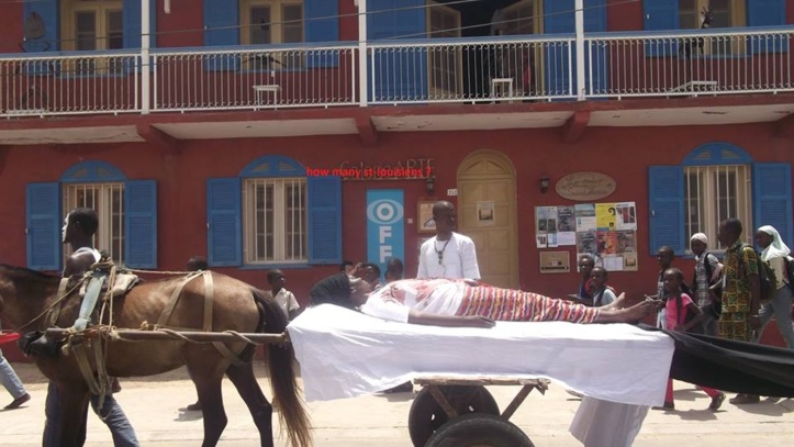 Saint-Louis - Biennale OFF : une scène jugée "occulte" sème la panique dans le quartier Sud. (Vidéo) Saint-Louis - Biennale OFF : une scène jugée "occulte" sème la panique dans le quartier Sud. (Vidéo)