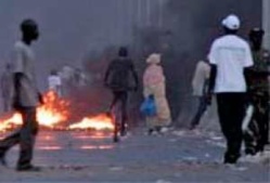 Grèves des étudiants à Ziguinchor : un individu pris pour un policier a été lynché, sa moto brûlée Grèves des étudiants à Ziguinchor : un individu pris pour un policier a été lynché, sa moto brûlée