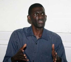 Ansoumana Dione cherche des moyens pour tenir le meeting des malades mentaux errants : Ansoumana Dione cherche des moyens pour tenir le meeting des malades mentaux errants :