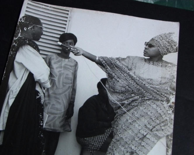 Annette Mbaye d’Erneville en reportage dans les années 1960 à Dakar. Photo tirée du documentaire d’Ousmane William Mbaye, « Mère-Bi, la Mère », réalisé en 2008. ARCHIVES PERSONNELLES