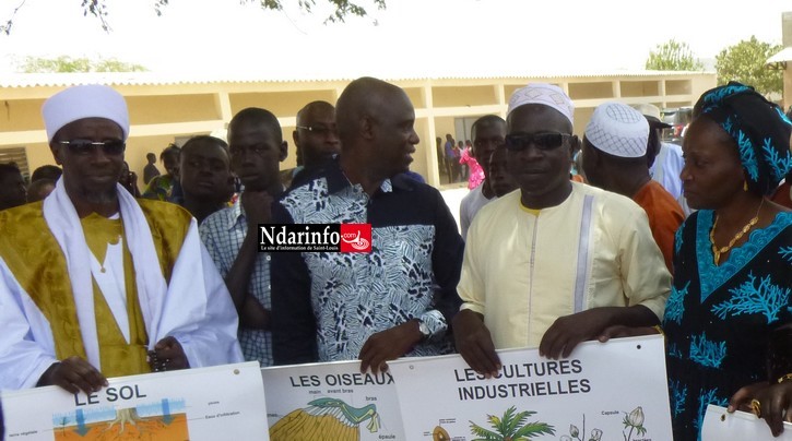 De gauche à droite: Mme Mame Penda DIOUF, représentante de la famille, le Principal du Cem, Mansour FAYE et Zeynou Abidine DIOP De gauche à droite: Mme Mame Penda DIOUF, représentante de la famille, le Principal du Cem, Mansour FAYE et Zeynou Abidine DIOP