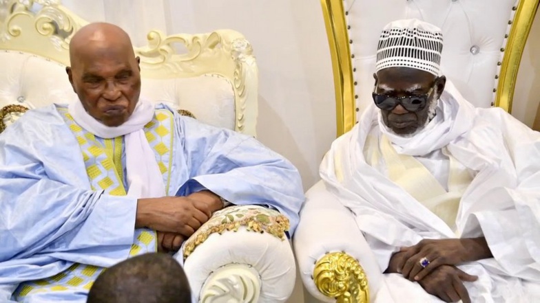 Touba: Me Abdoulaye Wade annonce la candidature de Karim Wade et rappelle le protocole de Massalikoul au Khalife des Mourides Touba: Me Abdoulaye Wade annonce la candidature de Karim Wade et rappelle le protocole de Massalikoul au Khalife des Mourides