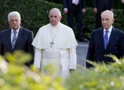 Rencontre historique entre le pape François, Mahmoud Abbas et Shimon Peres pour un moment de prière