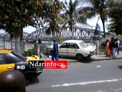 (Photos) Un taxi-clando « plonge » dans les jardins du Pont Faidherbe. (Photos) Un taxi-clando « plonge » dans les jardins du Pont Faidherbe.