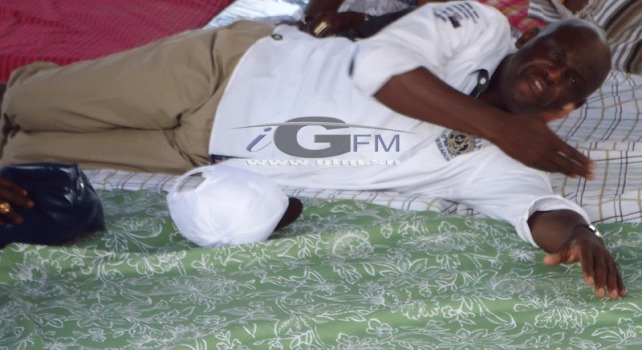  Images:Locales 2014 : Insolites – Quand Mansour Faye se tape une pause en pleine campagne