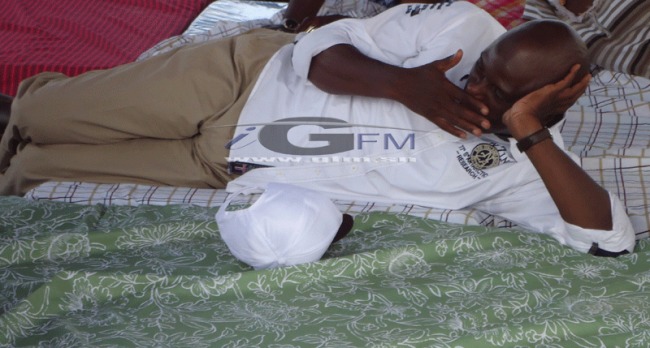  Images:Locales 2014 : Insolites – Quand Mansour Faye se tape une pause en pleine campagne