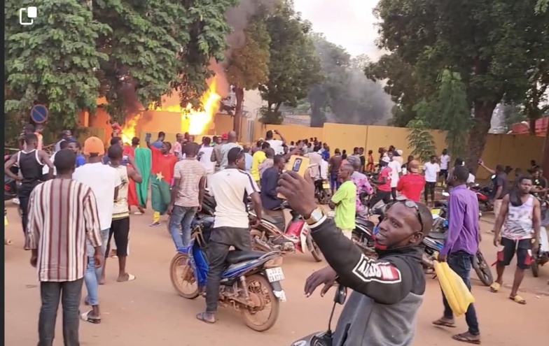 Ouaga : l’Ambassade de France incendiée Ouaga : l’Ambassade de France incendiée