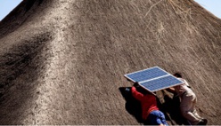 Installation de panneaux solaires chez un client d'EDF dans la province de Gaborone, au Botswana. © Eranian Philippe/JA
