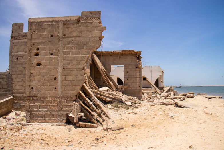Bâtiment détruit par de violentes inondations au large de Saint-Louis  (© Sarah Freres, Imagine)