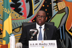 La mémoire balafrée par les énormités de Mbagnick Ndiaye : Macky Sall interdit aux militants d’assister désormais aux cérémonies de passation de servic La mémoire balafrée par les énormités de Mbagnick Ndiaye : Macky Sall interdit aux militants d’assister désormais aux cérémonies de passation de servic