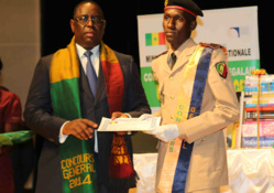 Macky Sall offre une bourse de plus de 125 millions de francs à Amadou Latyr Ngom du Prytanée militaire de Saint-Louis Macky Sall offre une bourse de plus de 125 millions de francs à Amadou Latyr Ngom du Prytanée militaire de Saint-Louis