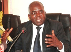 Le film de l'interpellation d'Oumar Sarr et ses amis à LSS par un policier Le film de l'interpellation d'Oumar Sarr et ses amis à LSS par un policier