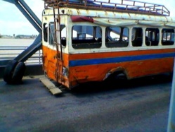 URGENT: Le pont de Guet Ndar bloqué par un "car rapide"en panne.
