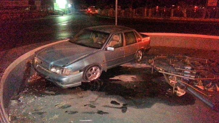 PHOTOS INSOLITES: Un véhicule plonge dans le jet d'eau, devant le pont Faidherbe. PHOTOS INSOLITES: Un véhicule plonge dans le jet d'eau, devant le pont Faidherbe.
