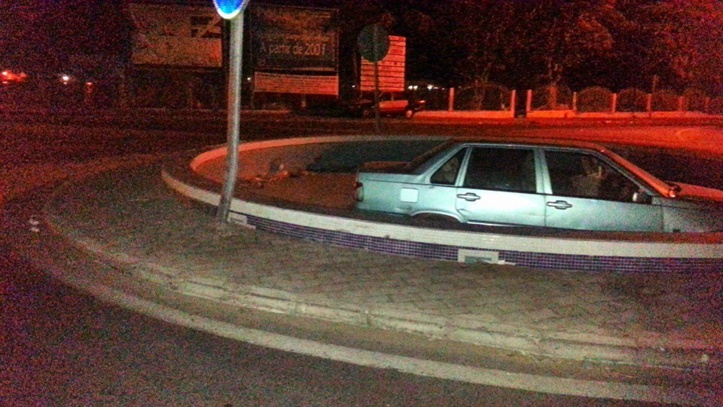 PHOTOS INSOLITES: Un véhicule plonge dans le jet d'eau, devant le pont Faidherbe.