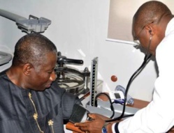 Incroyable! Le Président nigérian Jonathan Gooluck subit un test Ebola à son arrivée au sommet Etats-Unis-Afrique