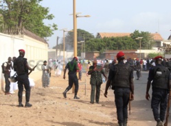 Tirs de grenades lacrymogènes au procès de Karim Wade (photos) Tirs de grenades lacrymogènes au procès de Karim Wade (photos)