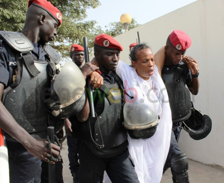 Tirs de grenades lacrymogènes au procès de Karim Wade (photos)