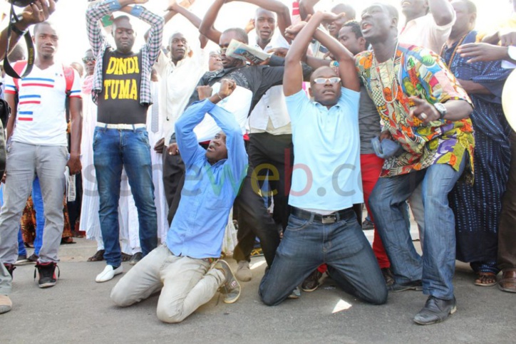 Tirs de grenades lacrymogènes au procès de Karim Wade (photos) Tirs de grenades lacrymogènes au procès de Karim Wade (photos)