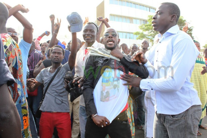 Tirs de grenades lacrymogènes au procès de Karim Wade (photos) Tirs de grenades lacrymogènes au procès de Karim Wade (photos)