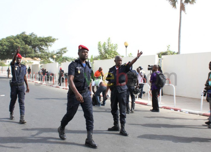 Tirs de grenades lacrymogènes au procès de Karim Wade (photos) Tirs de grenades lacrymogènes au procès de Karim Wade (photos)