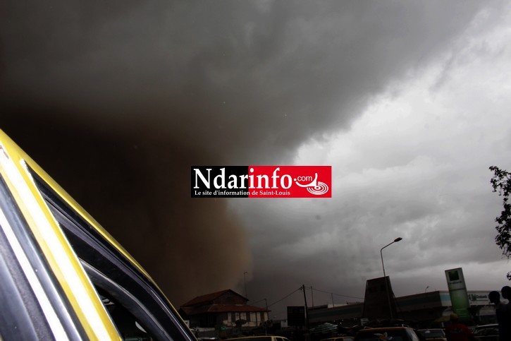 Vents violents, éclairs et amas nuageux : les premières pluies sont tombées sur Saint-Louis. Regardez