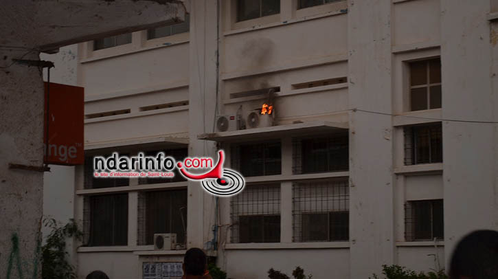 URGENT: Incendie à l'immeuble de la Poste de Saint-Louis.