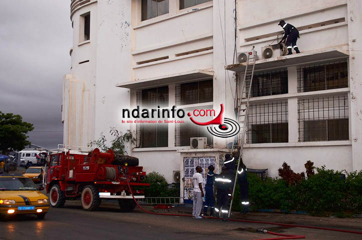 URGENT: Incendie à l'immeuble de la Poste de Saint-Louis.