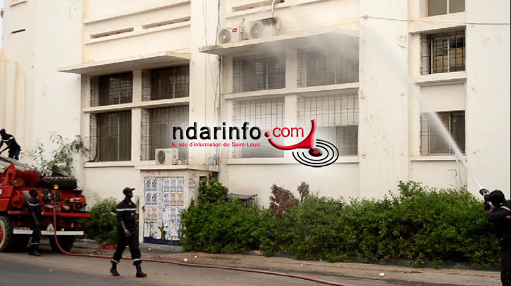 URGENT: Incendie à l'immeuble de la Poste de Saint-Louis.
