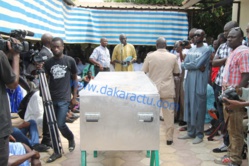 Levée du corps de Bassirou Faye : Les huées des étudiants empêchent la prise de parole du Directeur de Cabinet du Président de la République Levée du corps de Bassirou Faye : Les huées des étudiants empêchent la prise de parole du Directeur de Cabinet du Président de la République