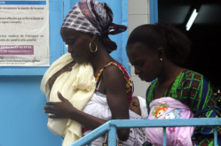 Pourquoi y a-t-il plus de femmes que d'hommes qui meurent d'Ebola?