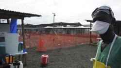 Une équipe de MSF en Guinée © REUTERS Une équipe de MSF en Guinée © REUTERS