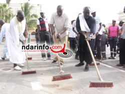 Serigne ABdoulaye Bamba SARR et le conseiller municipal Papa Larou MAR, au demmarage de l'opération sur la Place Faidherbe.