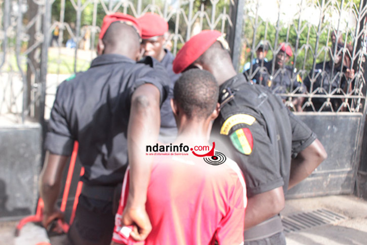 Pickpocket à la place Faidherbe : un petit voleur coincé et remis aux limiers. Pickpocket à la place Faidherbe : un petit voleur coincé et remis aux limiers.