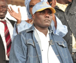 Banni hier par son oncle Wade et “traqué” par la Crei : interdit d’interdire à Lamine Faye de maudire l’an 2014 Banni hier par son oncle Wade et “traqué” par la Crei : interdit d’interdire à Lamine Faye de maudire l’an 2014