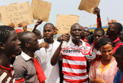 VIDEO - Pénurie d’eau à Pikine/Saint-Louis : les populations bloquent la Rn2 et s’en prennent à Mansour FAYE. VIDEO - Pénurie d’eau à Pikine/Saint-Louis : les populations bloquent la Rn2 et s’en prennent à Mansour FAYE.