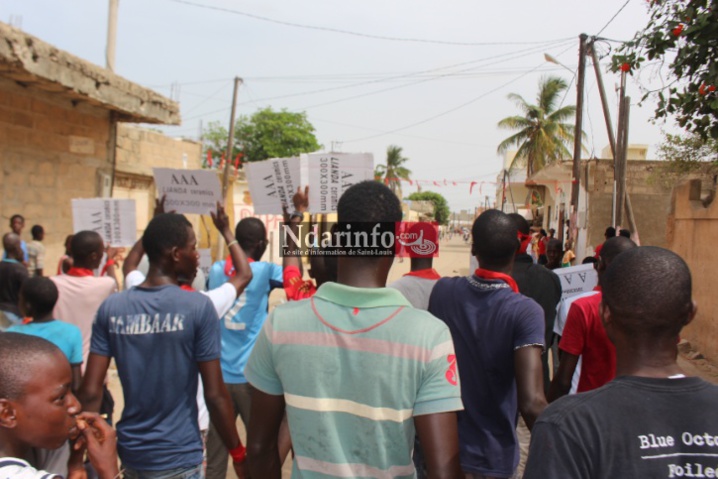 VIDEO - Pénurie d’eau à Pikine/Saint-Louis : les populations bloquent la Rn2 et s’en prennent à Mansour FAYE. VIDEO - Pénurie d’eau à Pikine/Saint-Louis : les populations bloquent la Rn2 et s’en prennent à Mansour FAYE.