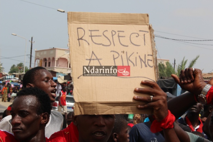 VIDEO - Pénurie d’eau à Pikine/Saint-Louis : les populations bloquent la Rn2 et s’en prennent à Mansour FAYE. VIDEO - Pénurie d’eau à Pikine/Saint-Louis : les populations bloquent la Rn2 et s’en prennent à Mansour FAYE.