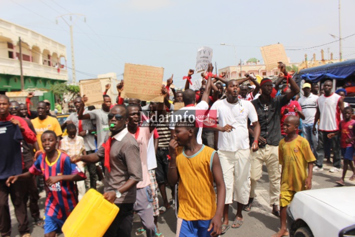 VIDEO - Pénurie d’eau à Pikine/Saint-Louis : les populations bloquent la Rn2 et s’en prennent à Mansour FAYE. VIDEO - Pénurie d’eau à Pikine/Saint-Louis : les populations bloquent la Rn2 et s’en prennent à Mansour FAYE.