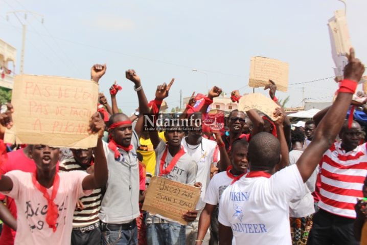 VIDEO - Pénurie d’eau à Pikine/Saint-Louis : les populations bloquent la Rn2 et s’en prennent à Mansour FAYE. VIDEO - Pénurie d’eau à Pikine/Saint-Louis : les populations bloquent la Rn2 et s’en prennent à Mansour FAYE.