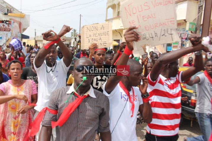 VIDEO - Pénurie d’eau à Pikine/Saint-Louis : les populations bloquent la Rn2 et s’en prennent à Mansour FAYE. VIDEO - Pénurie d’eau à Pikine/Saint-Louis : les populations bloquent la Rn2 et s’en prennent à Mansour FAYE.