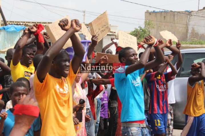 VIDEO - Pénurie d’eau à Pikine/Saint-Louis : les populations bloquent la Rn2 et s’en prennent à Mansour FAYE. VIDEO - Pénurie d’eau à Pikine/Saint-Louis : les populations bloquent la Rn2 et s’en prennent à Mansour FAYE.