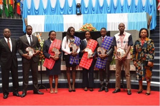 Photo de famille des vainqueurs de la 23e édition du Concours Africain de Procès simulé sur les Droits de l’Homme (extrême droite : Mme le Juge Zainabo Sylvie Kayitesi, vice-président Cours suprême du Rwanda)