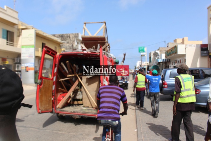 Direct : opération de déguerpissement des marchands ambulants sur l’avenue Général de Gaulle (photos- vidéo) Direct : opération de déguerpissement des marchands ambulants sur l’avenue Général de Gaulle (photos- vidéo)