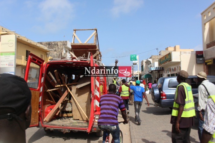 Direct : opération de déguerpissement des marchands ambulants sur l’avenue Général de Gaulle (photos- vidéo) Direct : opération de déguerpissement des marchands ambulants sur l’avenue Général de Gaulle (photos- vidéo)