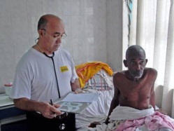 Photo fournie le 20 septembre 2014 par l'ONG Juan CIUDAD du frère Manuel Garcia Viejo avec un malade à l'hôpital San Juan de Dios à Lusar en Sierra Leone