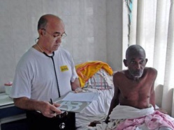 Photo fournie le 20 septembre 2014 par l'ONG Juan CIUDAD du frère Manuel Garcia Viejo avec un malade à l'hôpital San Juan de Dios à Lusar en Sierra Leone Photo fournie le 20 septembre 2014 par l'ONG Juan CIUDAD du frère Manuel Garcia Viejo avec un malade à l'hôpital San Juan de Dios à Lusar en Sierra Leone