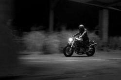 Saint-Louis: Un motard sème la panique à Darou. Saint-Louis: Un motard sème la panique à Darou.